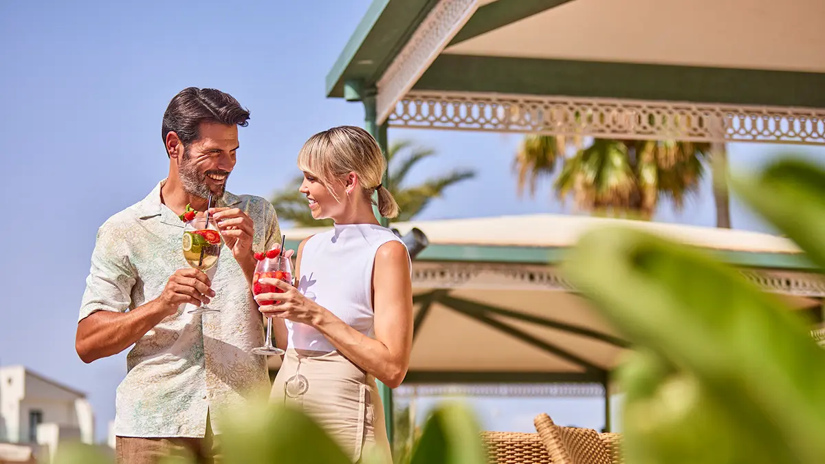 Suscribete a nuestra newsletter Pareja en la terraza de un hotel Welike tomando una copa